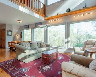 Creekside Mountain Home Near Hungry Mother | King Suite - Marion - Living room