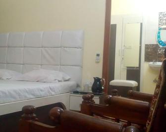 It is an economic,neat &clean homestay accommodation for you & serves tasty food - Khadsangi - Bedroom