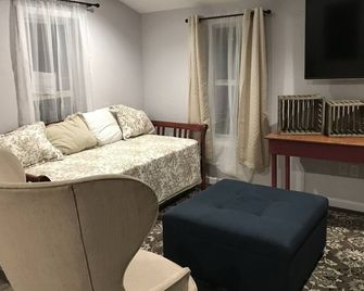 Sweet home just blocks from all the fun! - Apalachicola - Salon