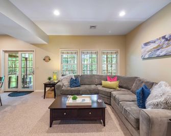 Highland Hideaway by AvantStay Group Poconos Retreat w Patio Game Room - Lake Harmony - Living room