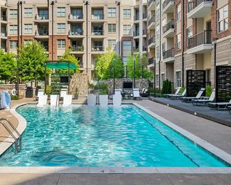 Uptown 4th Ward Luxury Apt Year-Round Pool - Charlotte - Pool