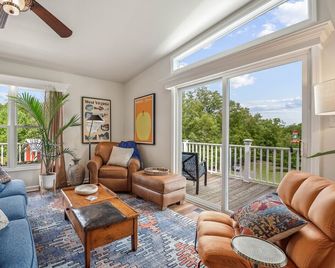 Trailblazer - hot tub, trail, game room, pets, wifi, fire pit, view, secluded - Berkeley Springs - Living room