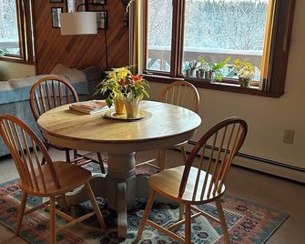 Grandma Julie's Getaway - Fairbanks - Eetruimte