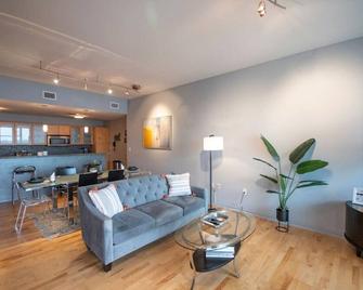 Luxury Condo in Downtown Champaign - Champaign - Living room