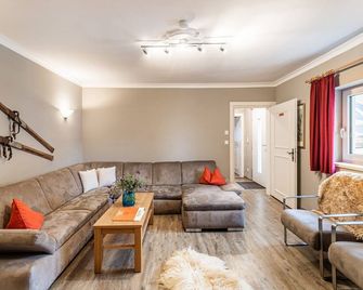 Chalet in Bruck Near Ski Slopes, Cleanin - Bruck an der Großglocknerstraße - Wohnzimmer