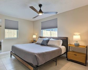 Spacious Renovated 1 Bedroom Siesta Key Beachside Vacation Rental Getaway - Siesta Key - Habitación