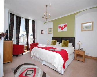 Ellies Guest House - וויטבי - חדר שינה