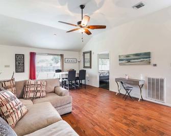 Cozy 3br Home Escape, Modern & Serene - Dickinson - Living room