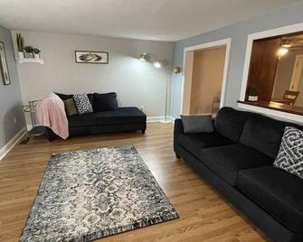 Kennett Square, Near Longwood Gardens & Downtown - Kennett Square - Living room
