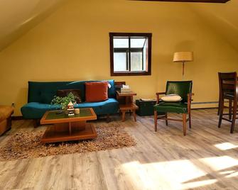 Private and spacious Carriage House pet friendly - Buffalo - Living room