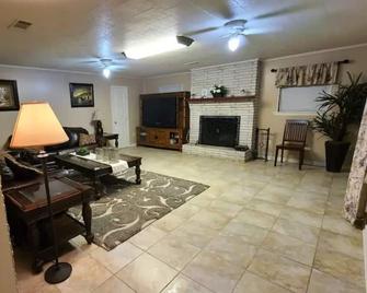 5 Bedroom with fireplace minutes from Baton Rouge - Baker - Living room