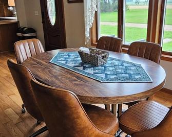 Charming 3-bedroom farmhouse by Luverne with WiFi and AC - Luverne