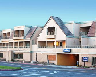 Travelodge by Wyndham Ocean Front - Sunset Beach - Building