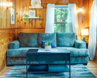 Fire Pit, Deck & Grill: Cozy Twain Harte Cabin! - Twain Harte - Living room