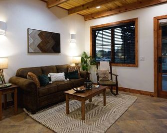 Little Dutch Cabin #100 | Soaker Tub | Pickleball - Bellmead - Living room