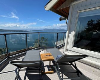 Cottage with East Suite at Sahhali on the Bluffs - Pender Island - Balcony