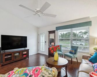 Charming Villages Home w/ Lanai & Golf Cart! - The Villages - Living room