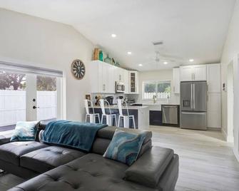 Fabulous 3/2 Home in Ft Lauderdale suburb. - Lauderhill - Living room