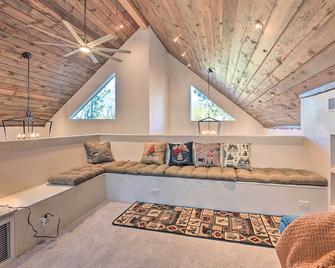 Mtn-View Cabin 404 with Deck in Payson! - Payson - Вітальня
