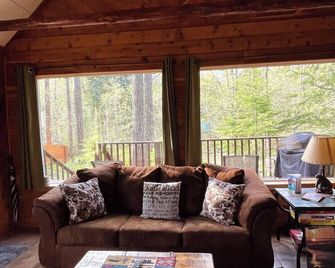 Mt Rainier Little Red Cabin - אשפורד - סלון