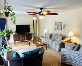 A North Georgia getaway - Canton - Living room