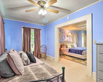 1920s Corsicana Home - Spacious Group Getaway! - Corsicana - Living room