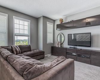 Spacious Family Getaway for 10 with Hot Tub, Lake, Gazebo, King Master - De Winton - Sala de estar
