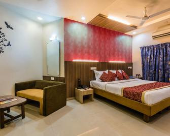 Hotel Panchratna Panvel - Panvel - Bedroom