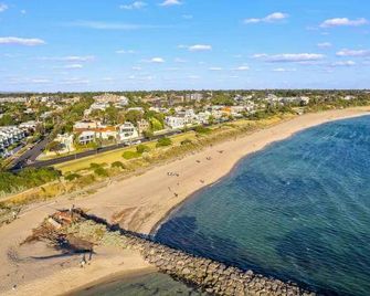 Bright 2B Hampton Coastal Getaway Steps From Beach - Hampton - Playa