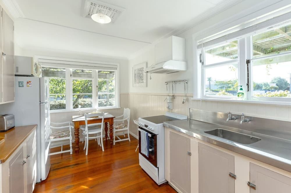 Strasbourge Cottage - Martinborough - Kitchen