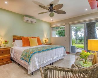 Welcome to Casa Blanca guest studio at Vistas Del Lago on Lake Arenal - Tronadora