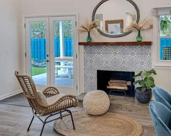 Cold Plunge, Outdoor Shower + Bike to Shem Creek! - Mount Pleasant - Living room