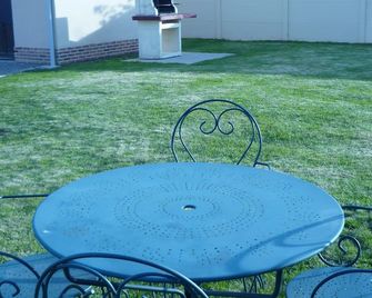 Cottage in a green setting to relax - Aumont - Patio