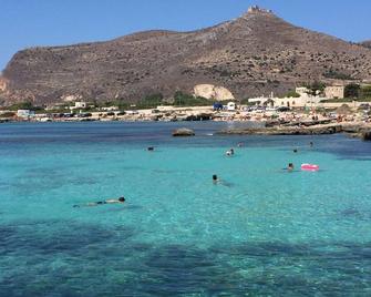 Red Wi-Fi Free Tulip Apartment - Erice - Spiaggia