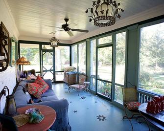 Gorgeous Westchester Home with Pool, Hot Tub, Steam Room & Tennis! - Waccabuc - 客廳