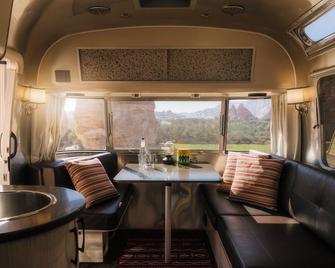 كارافان من هابيتاس - العلا - غرفة طعام