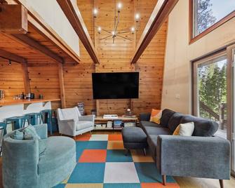 Charming Pinecrest Cabin with Private Deck - Strawberry (Tuolumne County) - Sala de estar