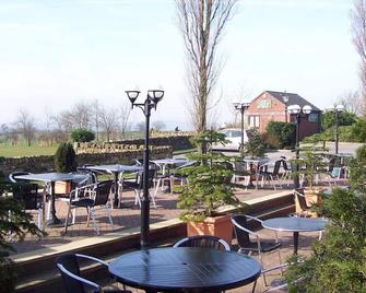 Midgley Lodge & Golf Course - Wakefield - Patio