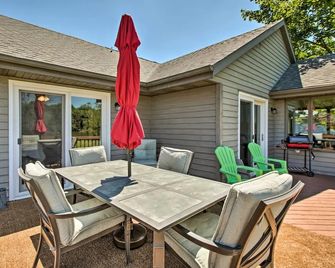 Family Home with Deck, Yard, Dock on Rock River - Janesville - Terasa