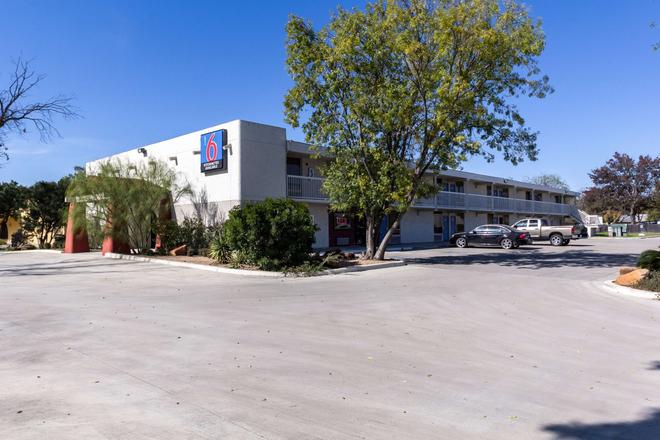 Motel 6 Uvalde Tx $56 ($̶7̶5̶). Uvalde Hotel Deals & Reviews - KAYAK