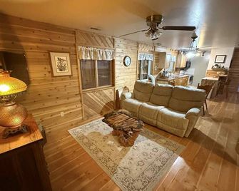 Charming 2-bedroom house in beautiful Republic with infrared sauna. - Republic