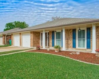 Memorable 5 Bedroom luxurious house. - Kenner - Building