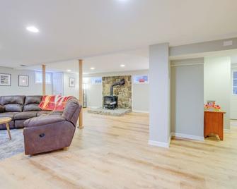 Family-Friendly Blacksburg Retreat with Playground! - Blacksburg - Living room