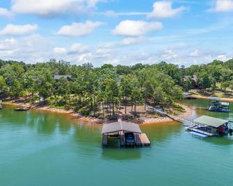 Luxury Lakefront Getaway - Space Galore - Hartwell