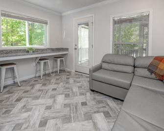 2BR Pet-Friendly Deluxe Cabin at Endless Caverns - Family Escapes at Endless Caverns Resort - New Market - Huiskamer