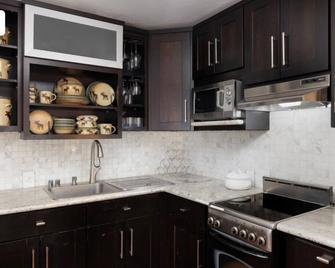 Inside Downtown Aspen! Winter Wonderland, Fabulous; Romantic; - Aspen - Kitchen