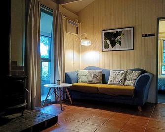 Pillowood Cottage 3 (1Queen+2Twins) & Wood Stove - Kalimna - Sala de estar