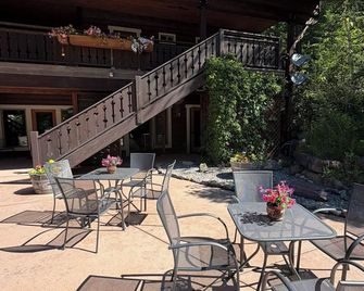Glacier Guides Lodge - West Glacier - Patio