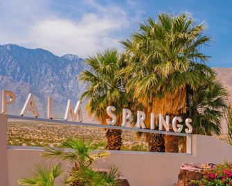 Cozy Condo w Heated Pool 1 Hr to Joshua Tree NP - Palm Springs
