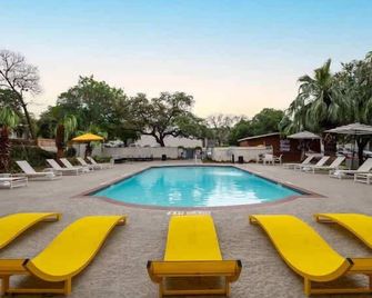 SoCo chic 1BR w/ pool, king bed, close to DT - Austin - Piscina